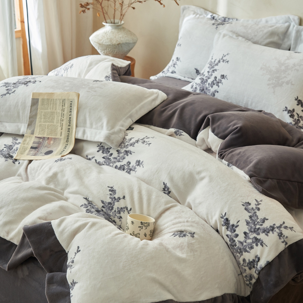 91家纺网 家纺一手货源 找家纺 寐绸家纺 2025秋冬新款230g棉麻风牛奶绒四件套 棉麻风四件套-束放