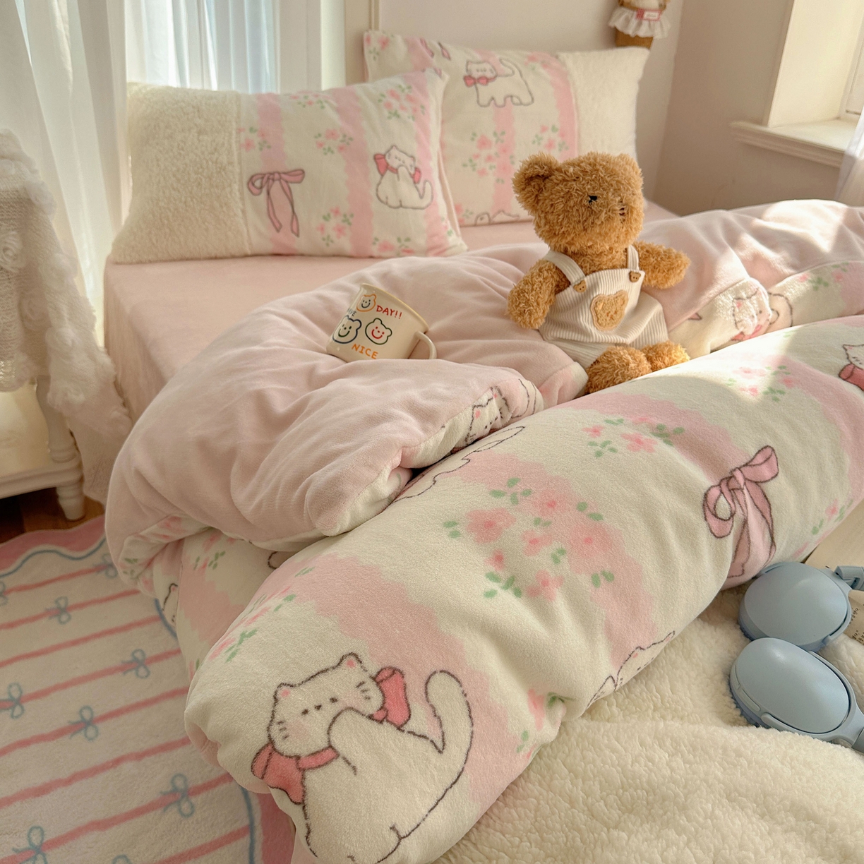 91家纺网 家纺一手货源 找家纺 顾里家纺 2025新款ins韩风甜感羊羔拼接牛奶绒少女系四件套 丝带碎花猫咪