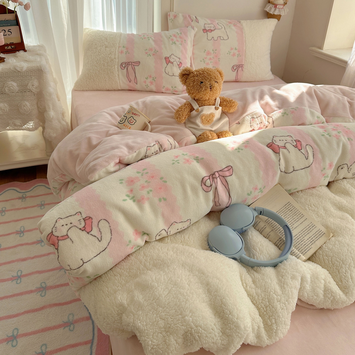 91家纺网 家纺一手货源 找家纺 顾里家纺 2025新款ins韩风甜感羊羔拼接牛奶绒少女系四件套 丝带碎花猫咪