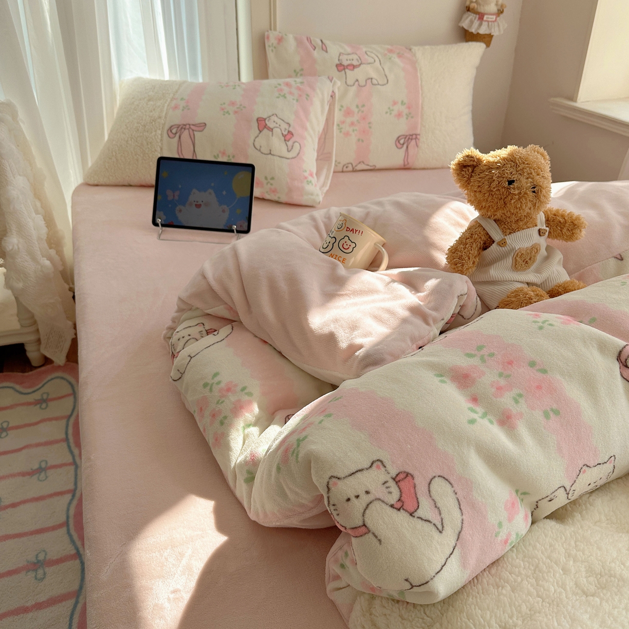 91家纺网 家纺一手货源 找家纺 顾里家纺 2025新款ins韩风甜感羊羔拼接牛奶绒少女系四件套 丝带碎花猫咪