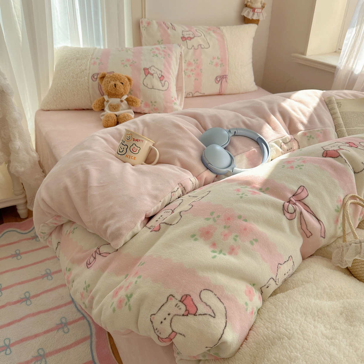 91家纺网 家纺一手货源 找家纺 顾里家纺 2025新款ins韩风甜感羊羔拼接牛奶绒少女系四件套 丝带碎花猫咪