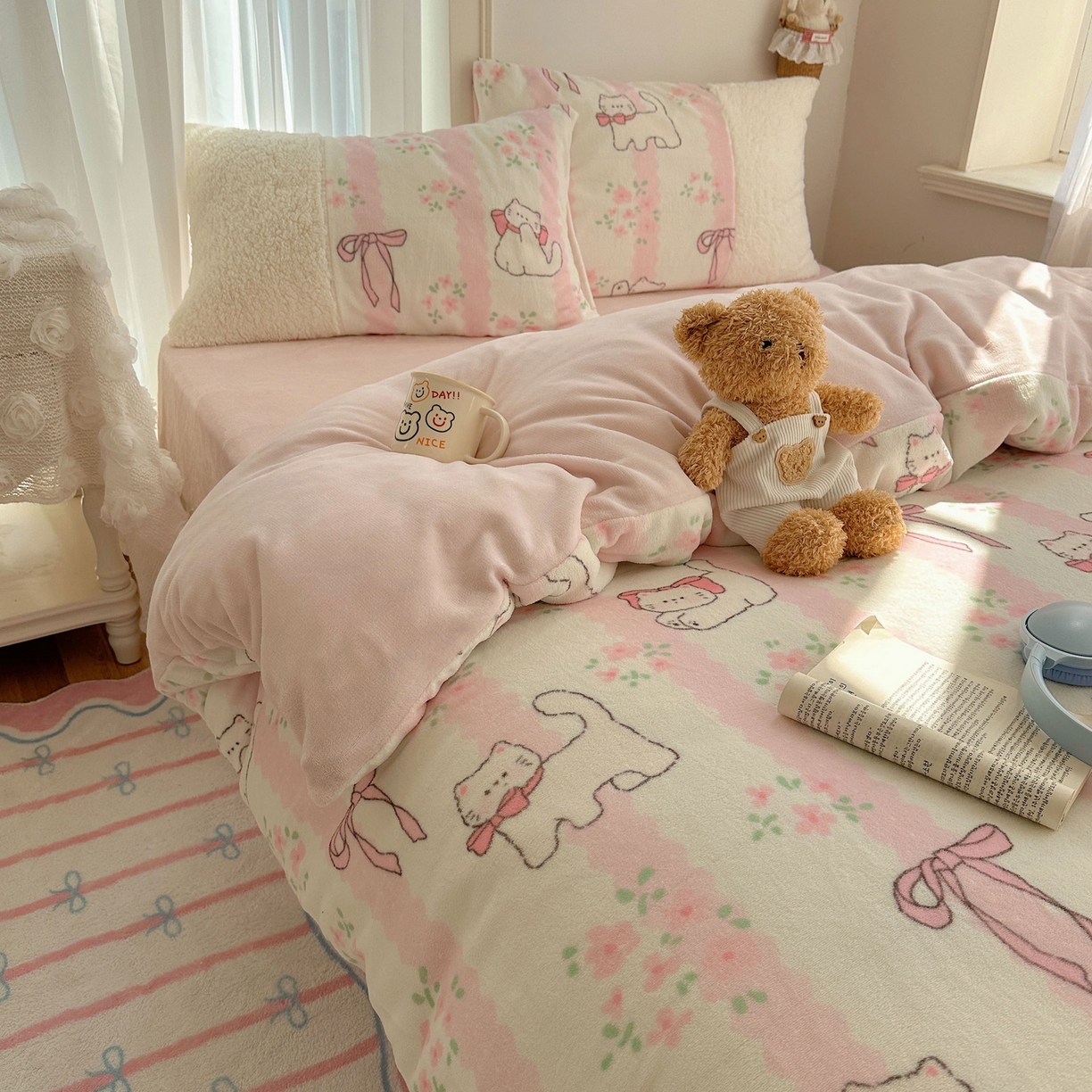 91家纺网 家纺一手货源 找家纺 顾里家纺 2025新款ins韩风甜感羊羔拼接牛奶绒少女系四件套 丝带碎花猫咪