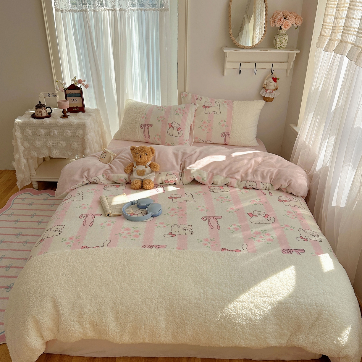 91家纺网 家纺一手货源 找家纺 顾里家纺 2025新款ins韩风甜感羊羔拼接牛奶绒少女系四件套 丝带碎花猫咪