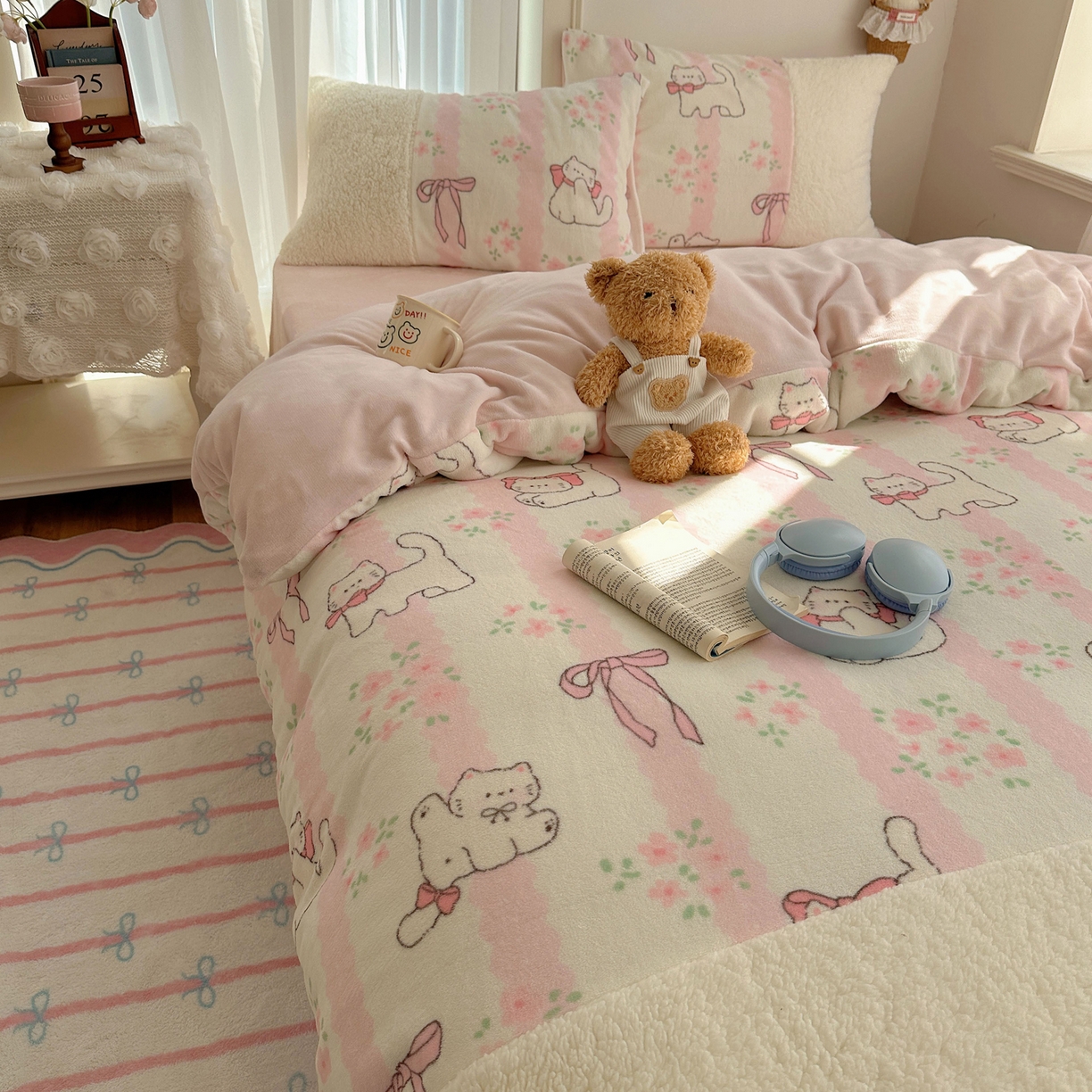 91家纺网 家纺一手货源 找家纺 顾里家纺 2025新款ins韩风甜感羊羔拼接牛奶绒少女系四件套 丝带碎花猫咪