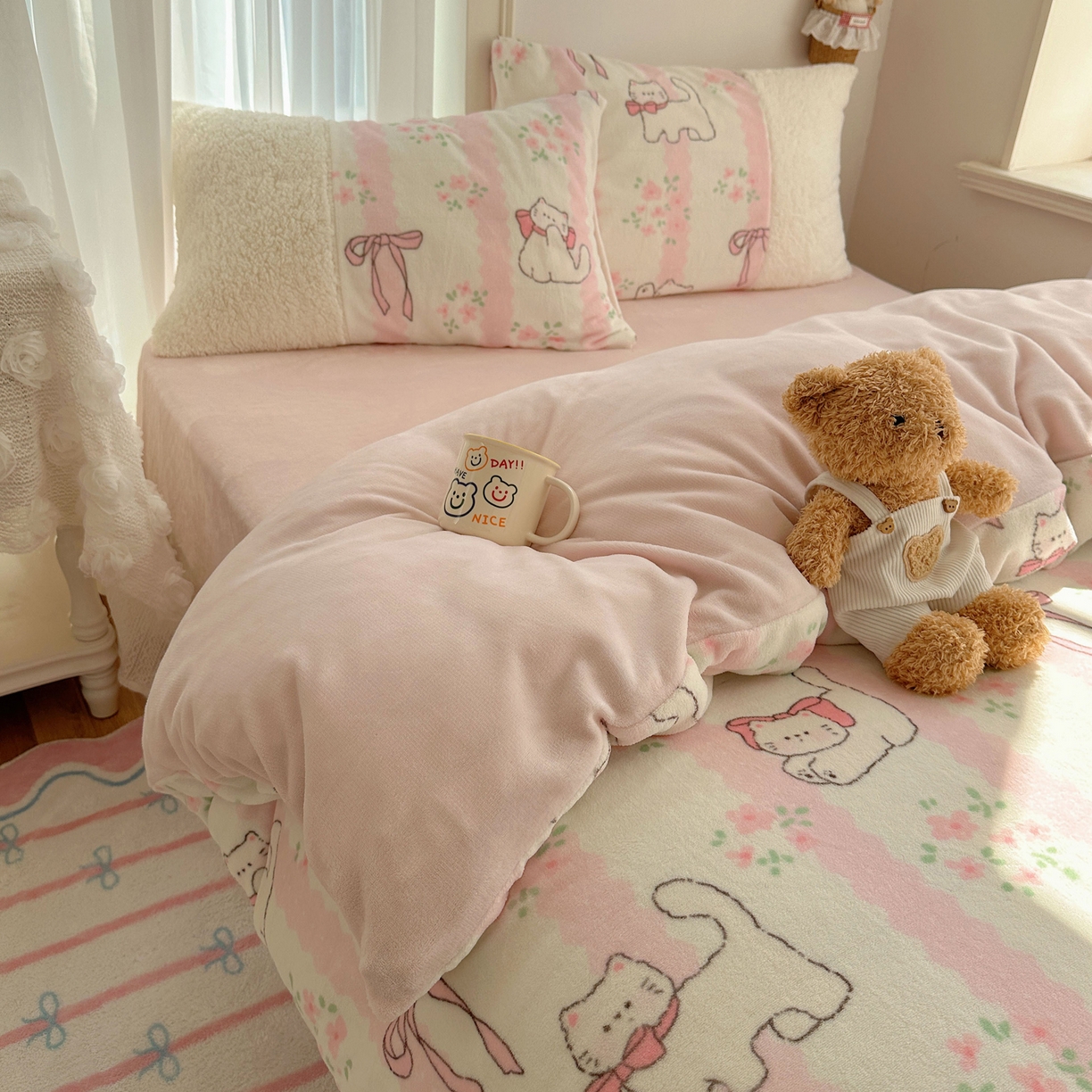 91家纺网 家纺一手货源 找家纺 顾里家纺 2025新款ins韩风甜感羊羔拼接牛奶绒少女系四件套 丝带碎花猫咪