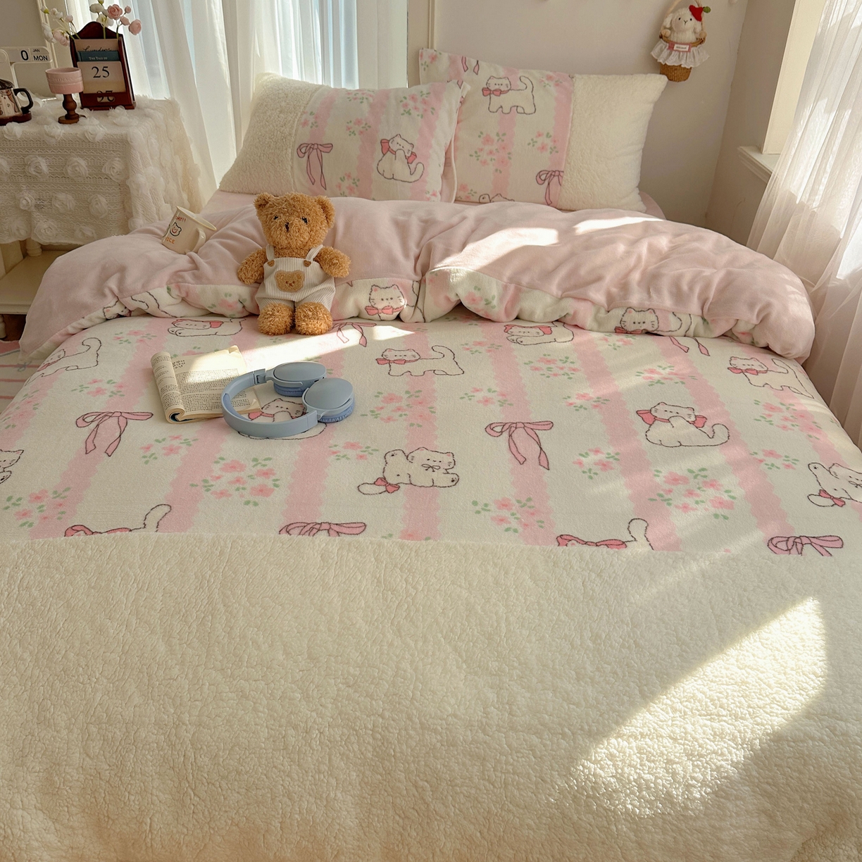 91家纺网 家纺一手货源 找家纺 顾里家纺 2025新款ins韩风甜感羊羔拼接牛奶绒少女系四件套 丝带碎花猫咪