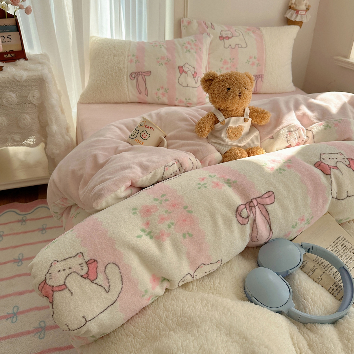 91家纺网 家纺一手货源 找家纺 顾里家纺 2025新款ins韩风甜感羊羔拼接牛奶绒少女系四件套 丝带碎花猫咪