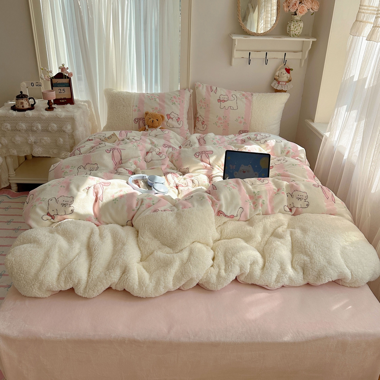 91家纺网 家纺一手货源 找家纺 顾里家纺 2025新款ins韩风甜感羊羔拼接牛奶绒少女系四件套 丝带碎花猫咪