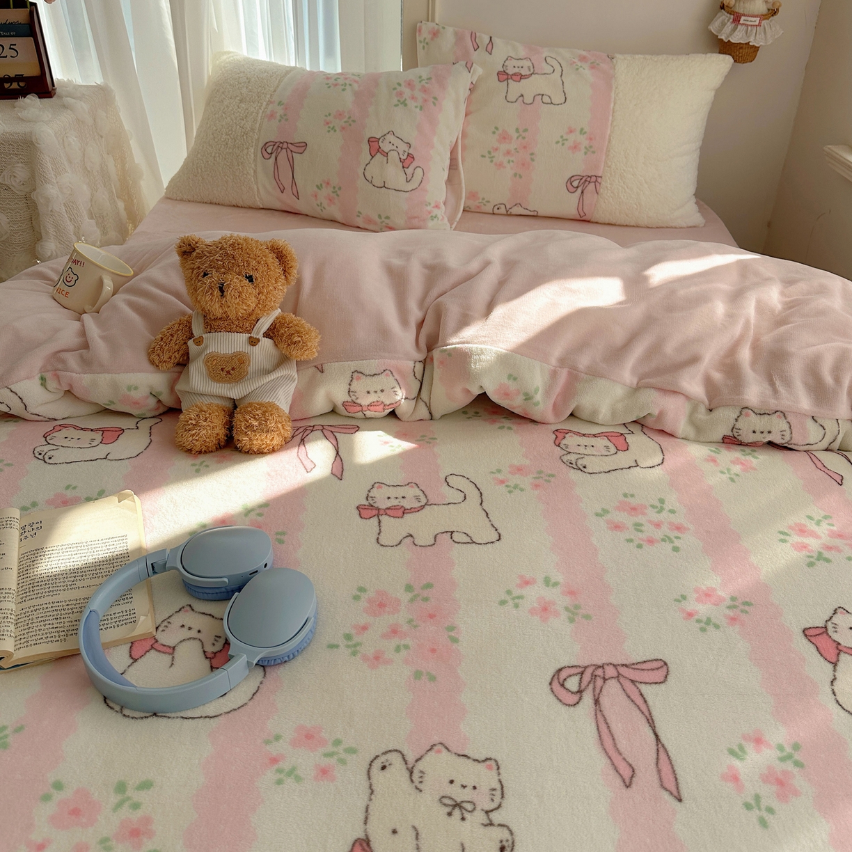 91家纺网 家纺一手货源 找家纺 顾里家纺 2025新款ins韩风甜感羊羔拼接牛奶绒少女系四件套 丝带碎花猫咪