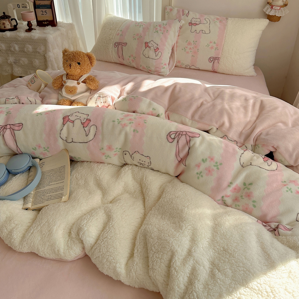 91家纺网 家纺一手货源 找家纺 顾里家纺 2025新款ins韩风甜感羊羔拼接牛奶绒少女系四件套 丝带碎花猫咪