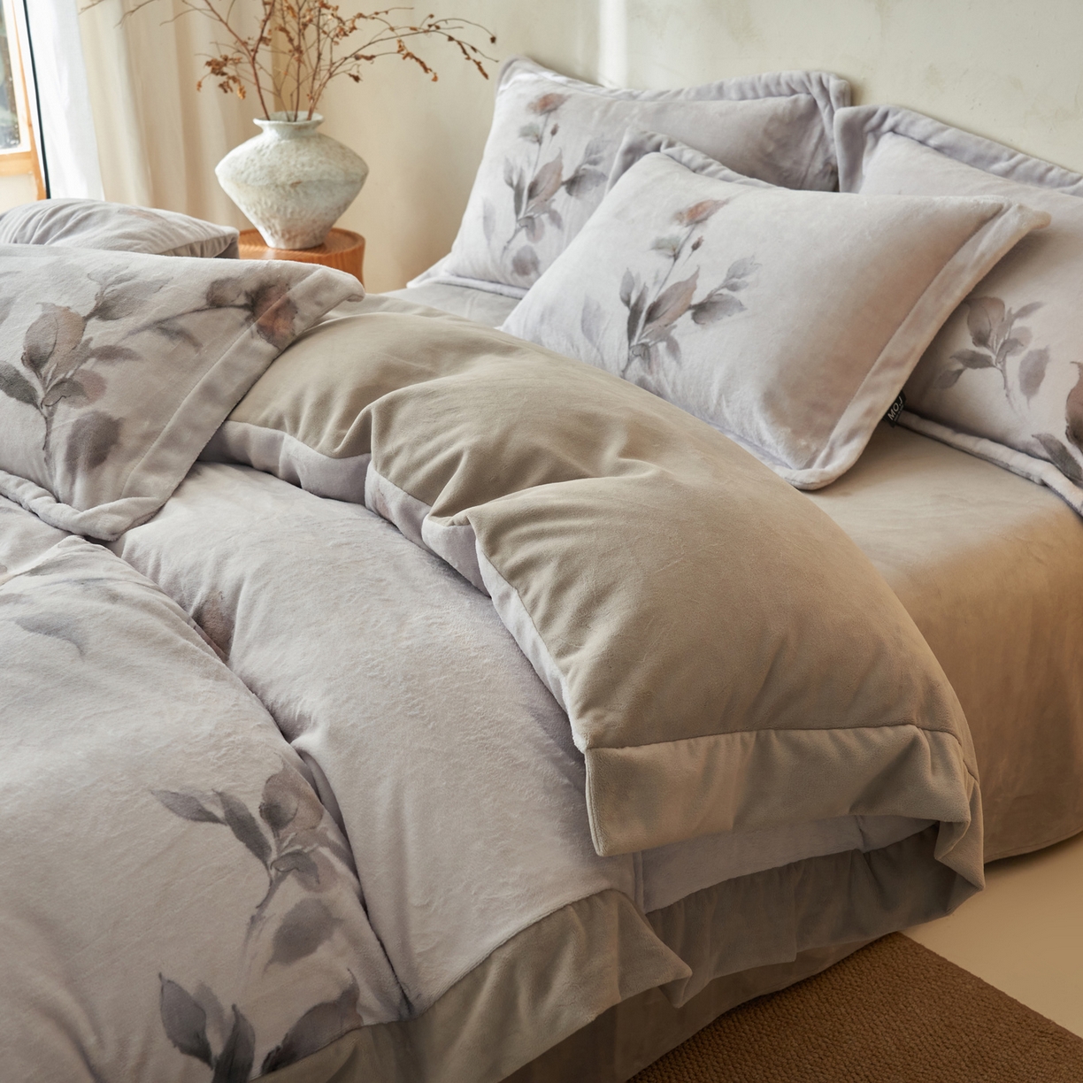 91家纺网 家纺一手货源 找家纺 寐绸家纺 2025秋冬新款230g棉麻风牛奶绒四件套 棉麻风四件套-雅梦