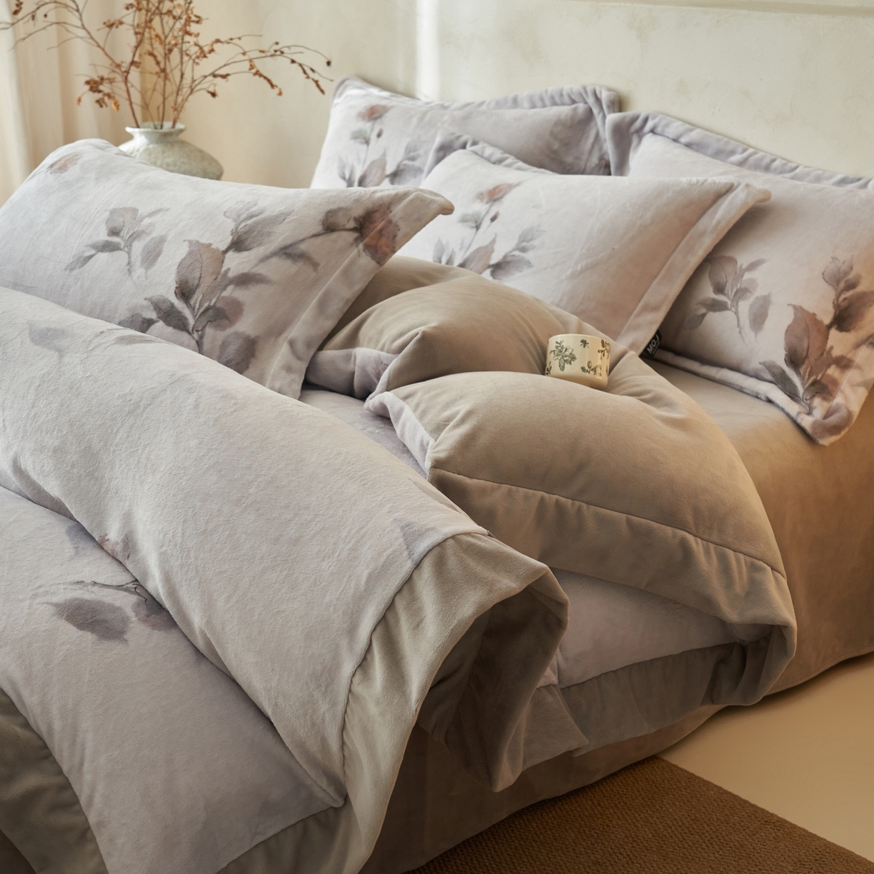 91家纺网 家纺一手货源 找家纺 寐绸家纺 2025秋冬新款230g棉麻风牛奶绒四件套 棉麻风四件套-雅梦