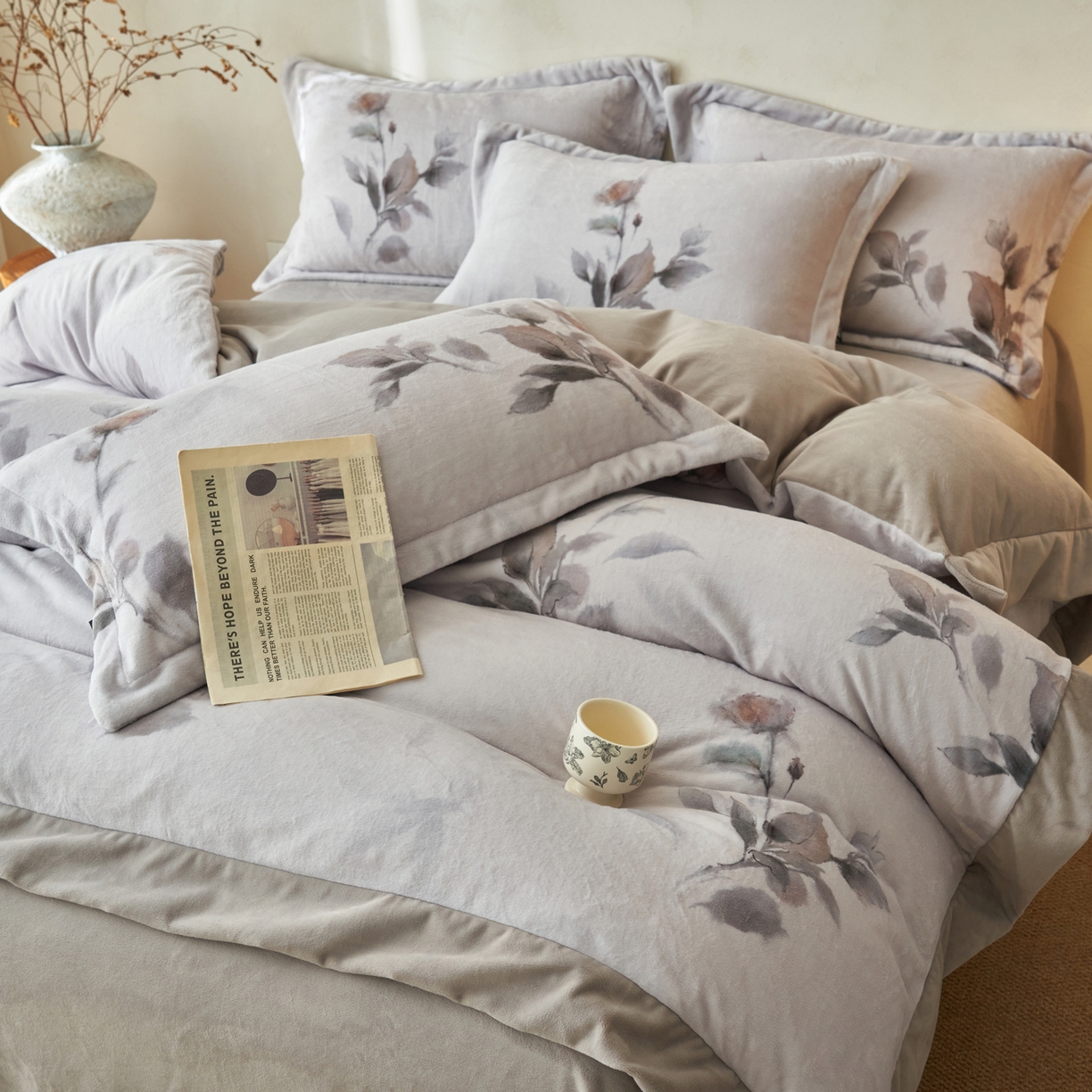 91家纺网 家纺一手货源 找家纺 寐绸家纺 2025秋冬新款230g棉麻风牛奶绒四件套 棉麻风四件套-雅梦