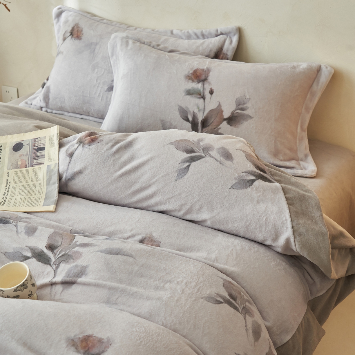 91家纺网 家纺一手货源 找家纺 寐绸家纺 2025秋冬新款230g棉麻风牛奶绒四件套 棉麻风四件套-雅梦