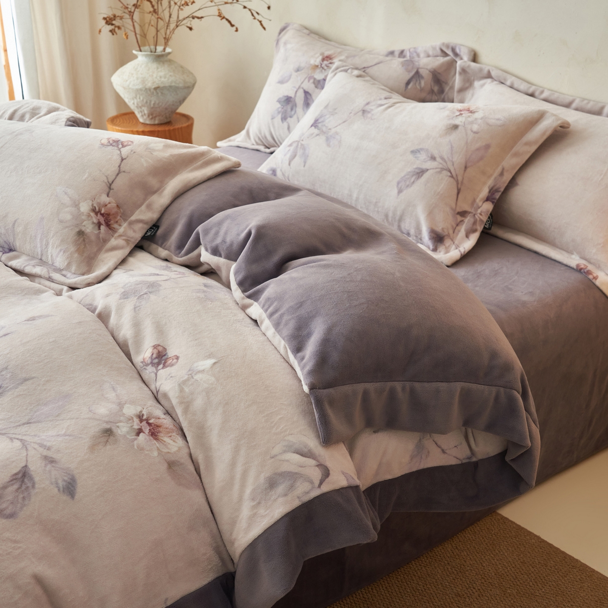 91家纺网 家纺一手货源 找家纺 寐绸家纺 2025秋冬新款230g棉麻风牛奶绒四件套 棉麻风四件套-紫光