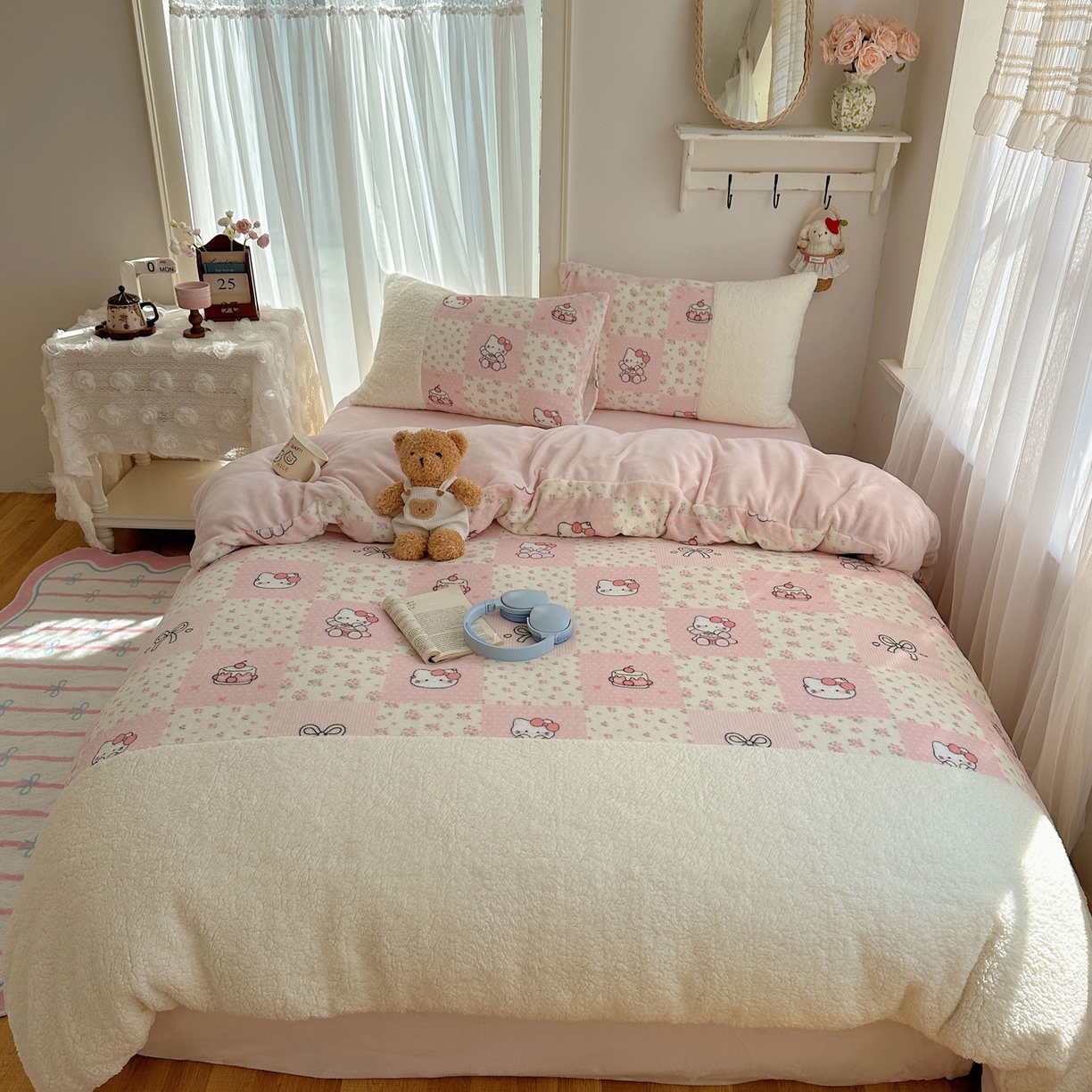 91家纺网 家纺一手货源 找家纺 顾里家纺 2025新款ins韩风甜感羊羔拼接牛奶绒少女系四件套 碎花拼接猫咪