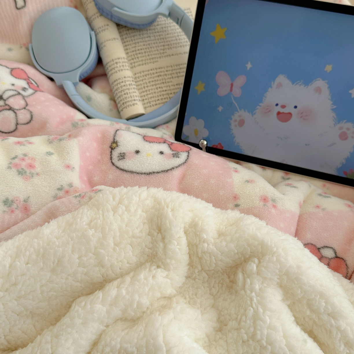 91家纺网 家纺一手货源 找家纺 顾里家纺 2025新款ins韩风甜感羊羔拼接牛奶绒少女系四件套 碎花拼接猫咪