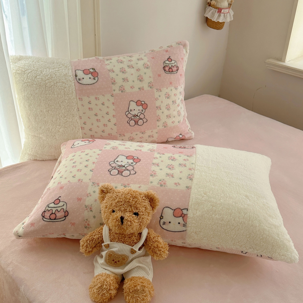 91家纺网 家纺一手货源 找家纺 顾里家纺 2025新款ins韩风甜感羊羔拼接牛奶绒少女系四件套 碎花拼接猫咪