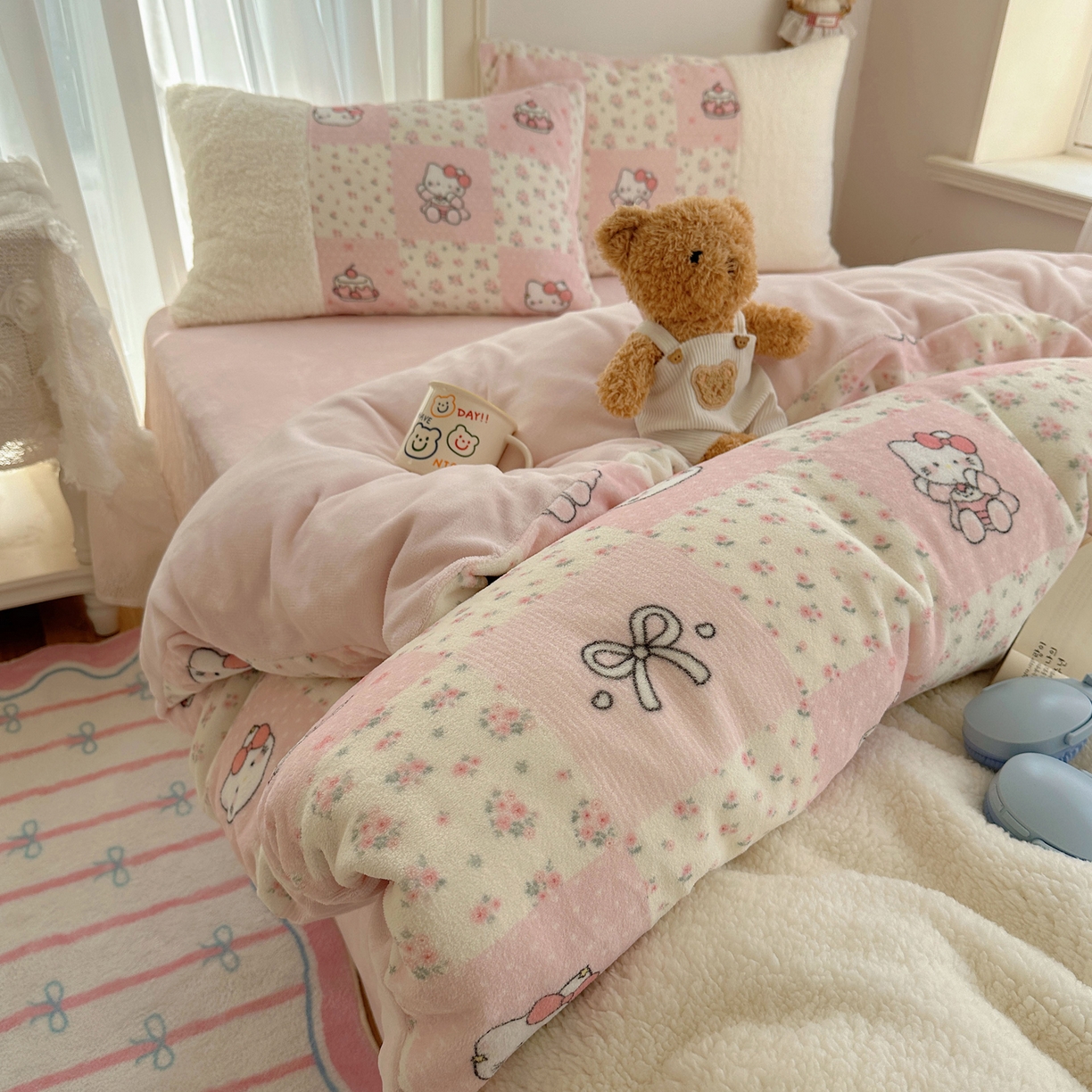 91家纺网 家纺一手货源 找家纺 顾里家纺 2025新款ins韩风甜感羊羔拼接牛奶绒少女系四件套 碎花拼接猫咪