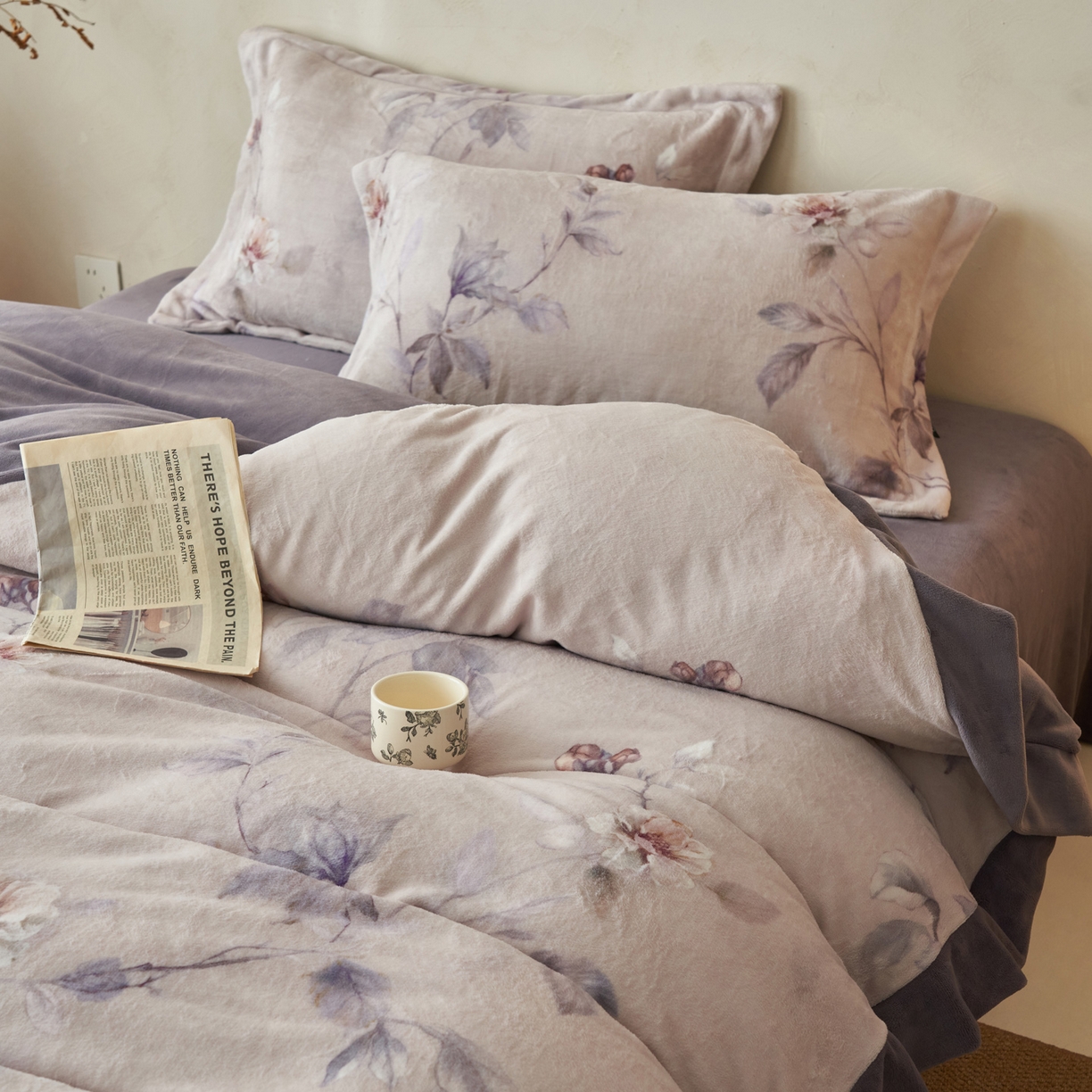 91家纺网 家纺一手货源 找家纺 寐绸家纺 2025秋冬新款230g棉麻风牛奶绒四件套 棉麻风四件套-紫光