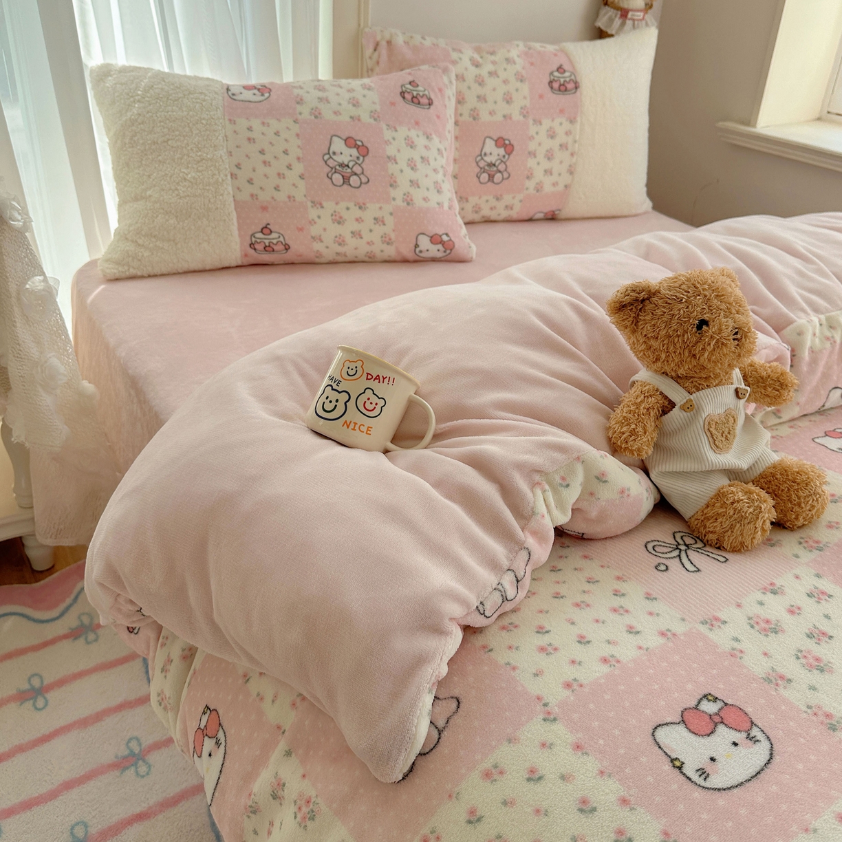 91家纺网 家纺一手货源 找家纺 顾里家纺 2025新款ins韩风甜感羊羔拼接牛奶绒少女系四件套 碎花拼接猫咪