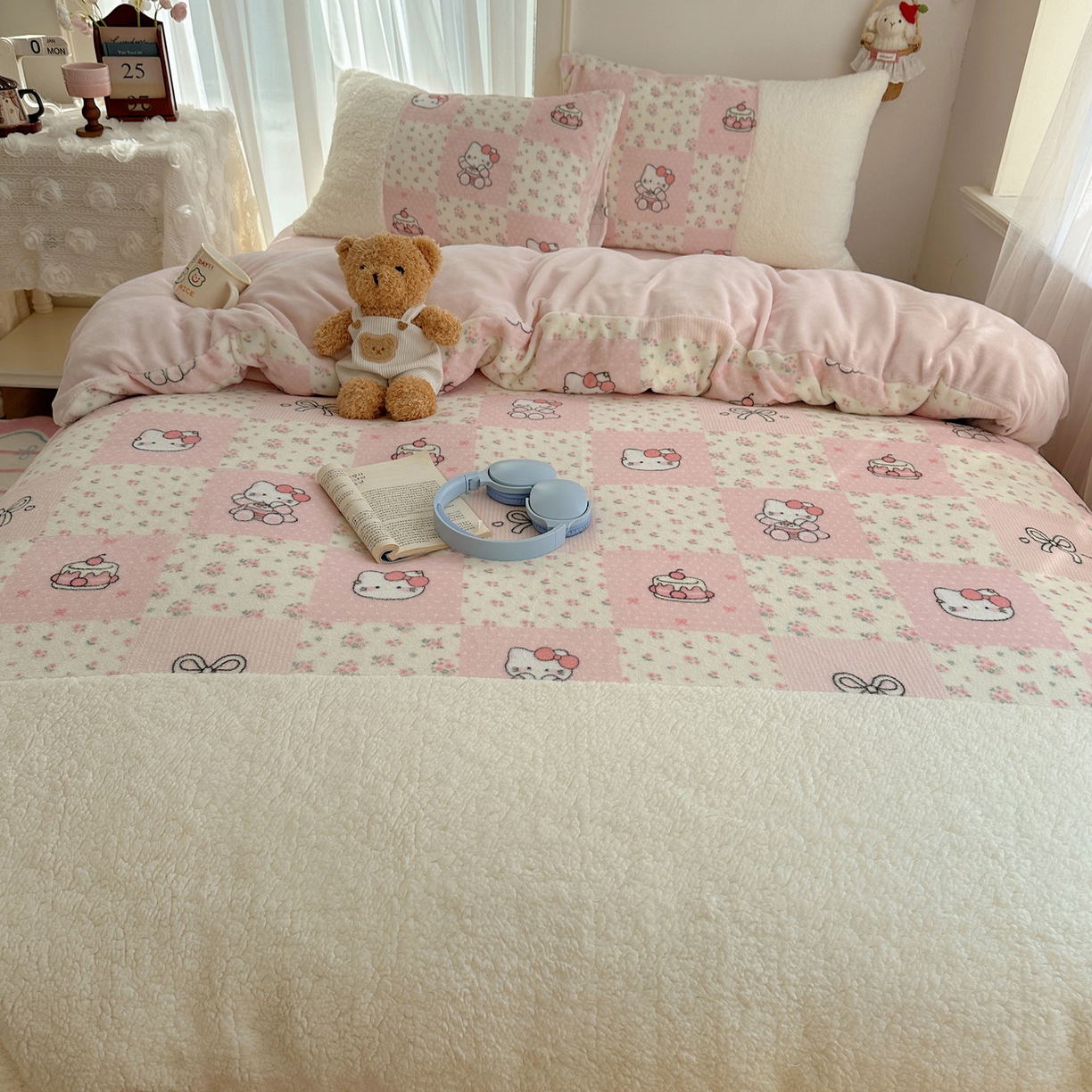 91家纺网 家纺一手货源 找家纺 顾里家纺 2025新款ins韩风甜感羊羔拼接牛奶绒少女系四件套 碎花拼接猫咪