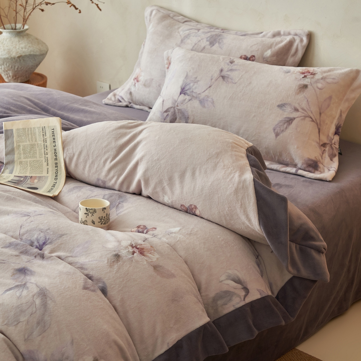 91家纺网 家纺一手货源 找家纺 寐绸家纺 2025秋冬新款230g棉麻风牛奶绒四件套 棉麻风四件套-紫光