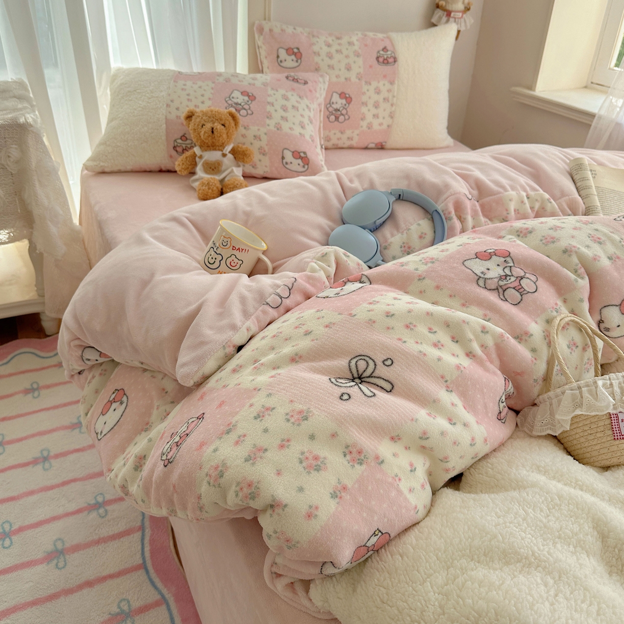 91家纺网 家纺一手货源 找家纺 顾里家纺 2025新款ins韩风甜感羊羔拼接牛奶绒少女系四件套 碎花拼接猫咪