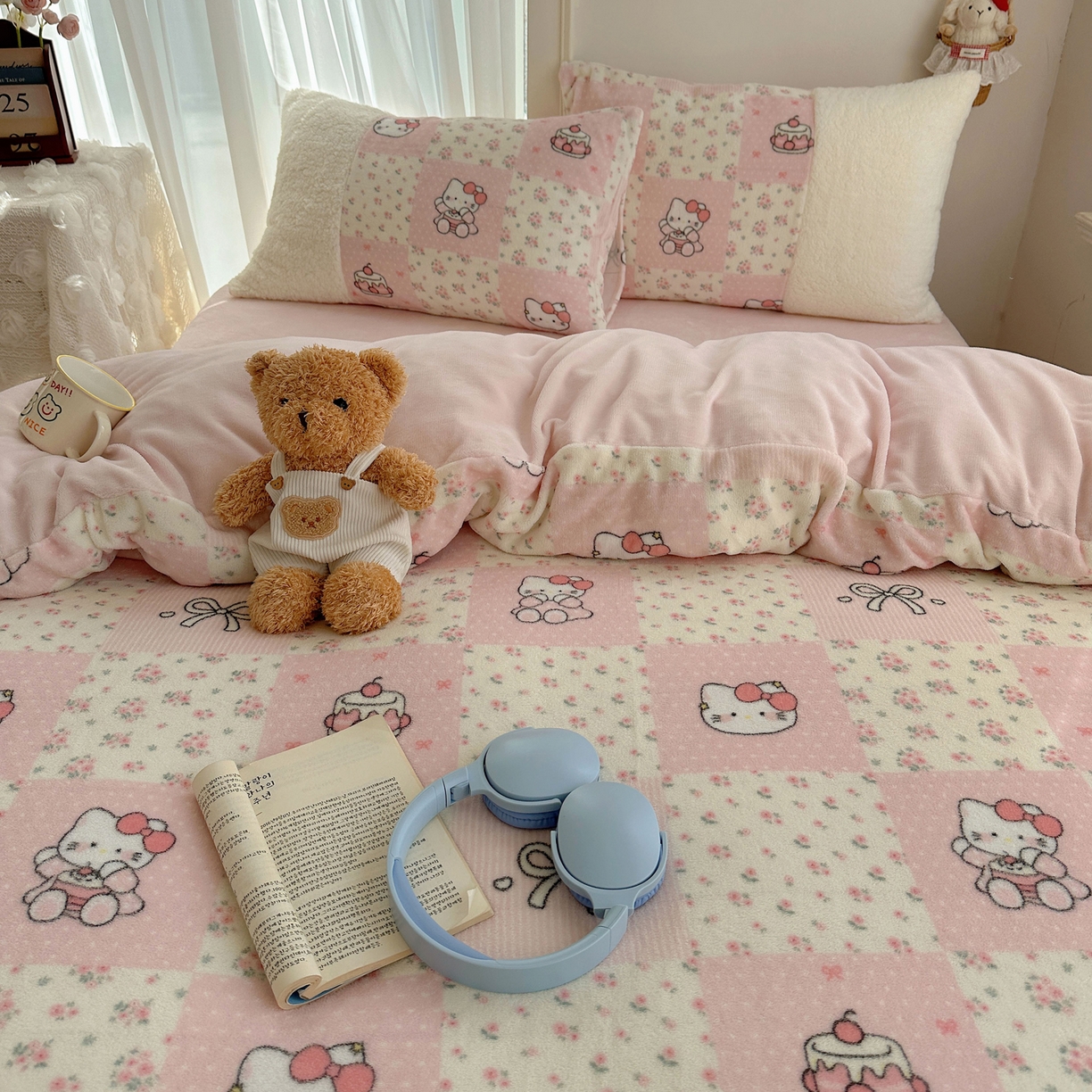 91家纺网 家纺一手货源 找家纺 顾里家纺 2025新款ins韩风甜感羊羔拼接牛奶绒少女系四件套 碎花拼接猫咪