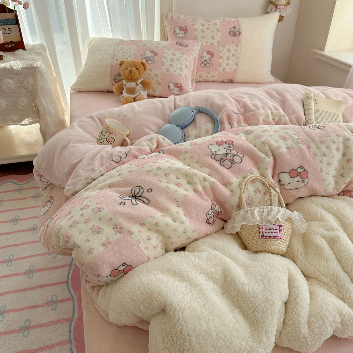 91家纺网 家纺一手货源 找家纺 顾里家纺 2025新款ins韩风甜感羊羔拼接牛奶绒少女系四件套 碎花拼接猫咪