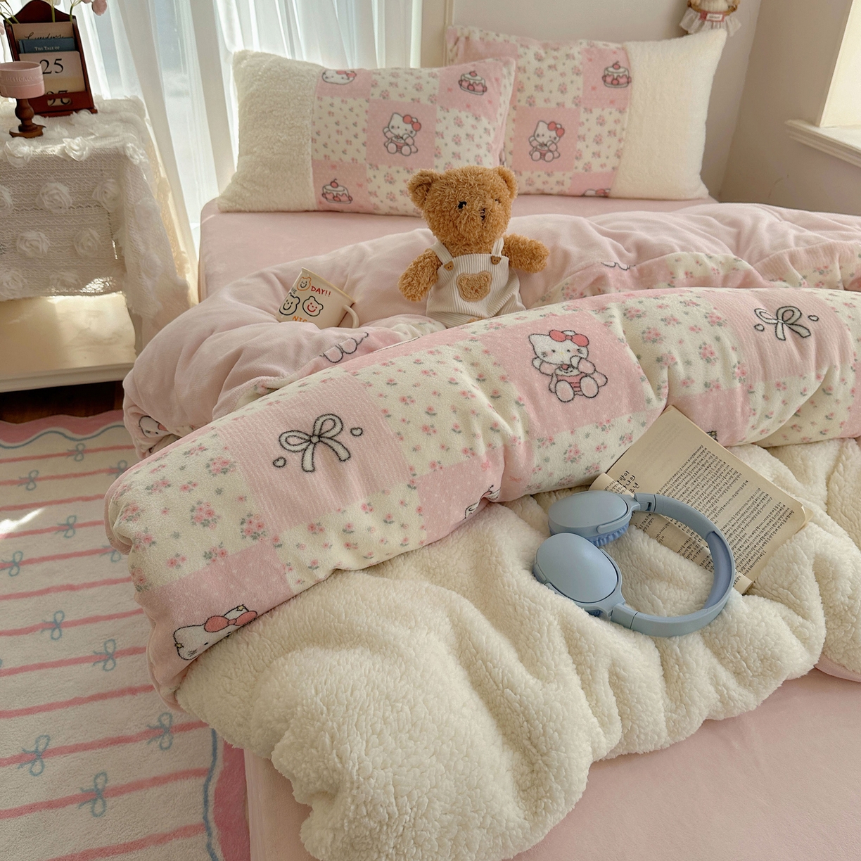 91家纺网 家纺一手货源 找家纺 顾里家纺 2025新款ins韩风甜感羊羔拼接牛奶绒少女系四件套 碎花拼接猫咪