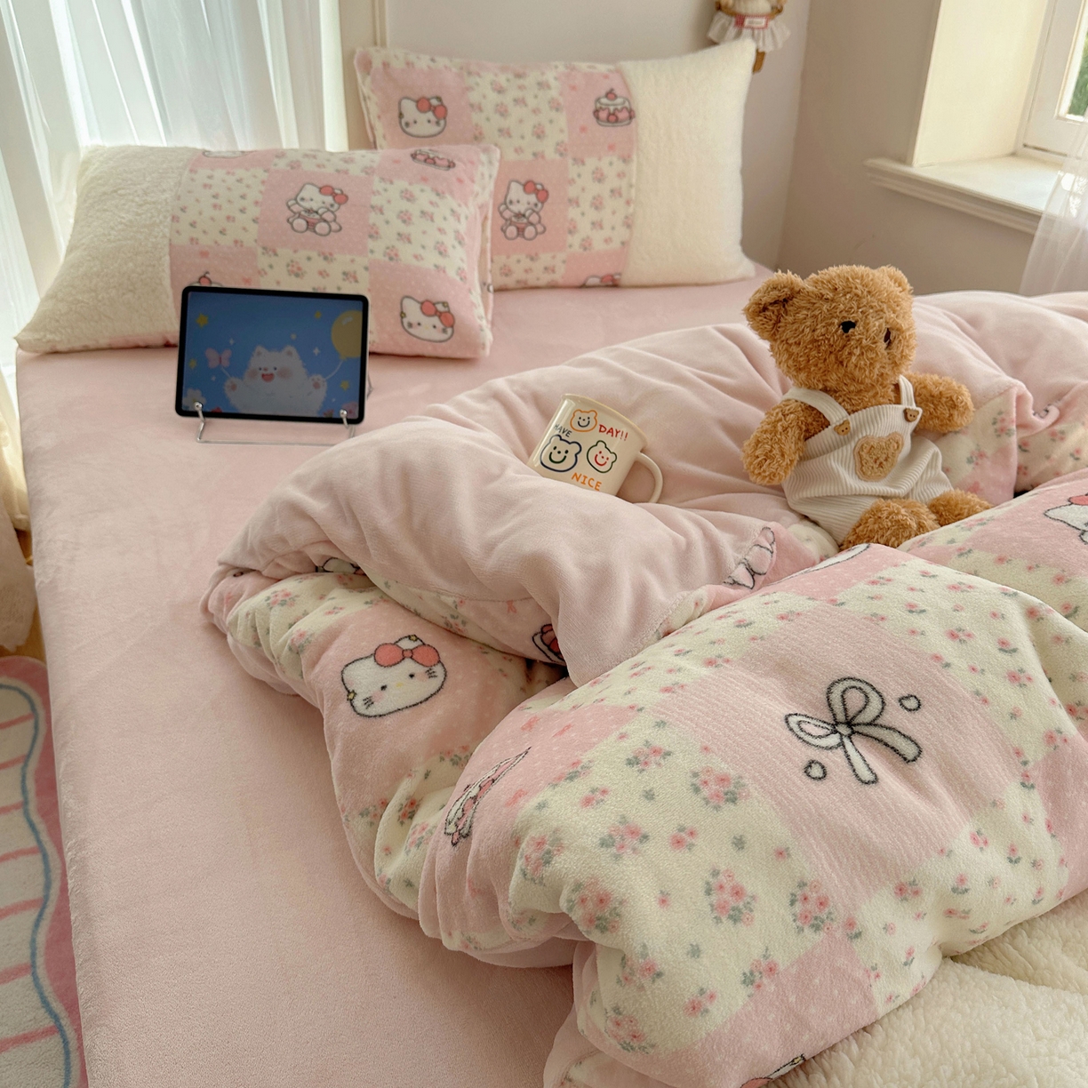 91家纺网 家纺一手货源 找家纺 顾里家纺 2025新款ins韩风甜感羊羔拼接牛奶绒少女系四件套 碎花拼接猫咪