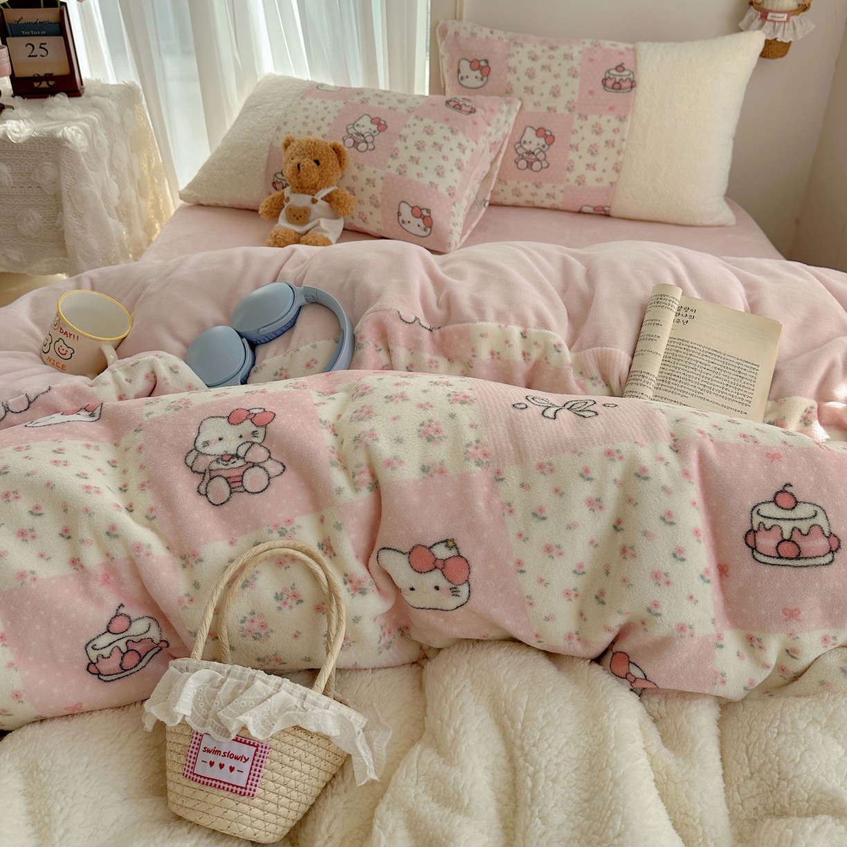 91家纺网 家纺一手货源 找家纺 顾里家纺 2025新款ins韩风甜感羊羔拼接牛奶绒少女系四件套 碎花拼接猫咪