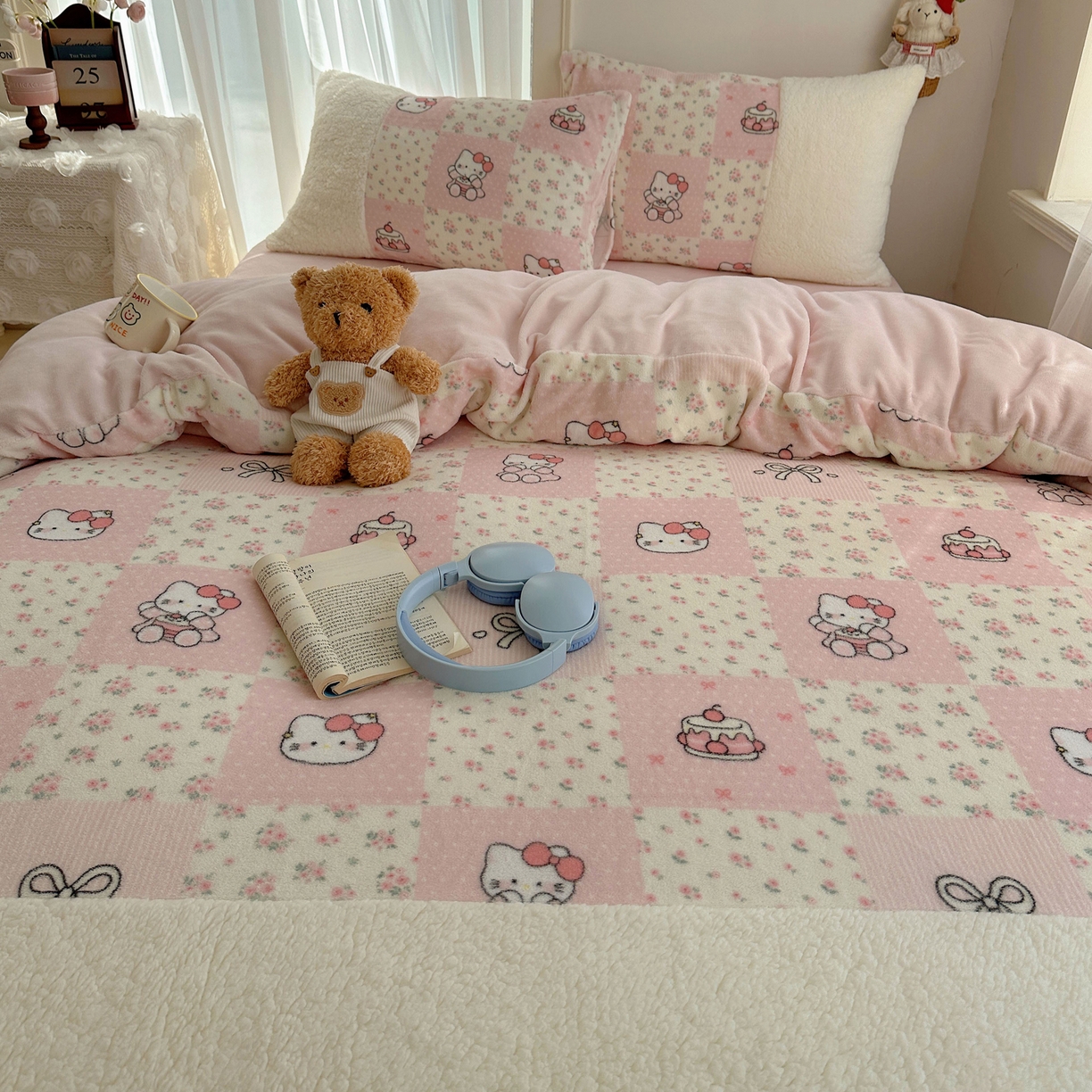 91家纺网 家纺一手货源 找家纺 顾里家纺 2025新款ins韩风甜感羊羔拼接牛奶绒少女系四件套 碎花拼接猫咪