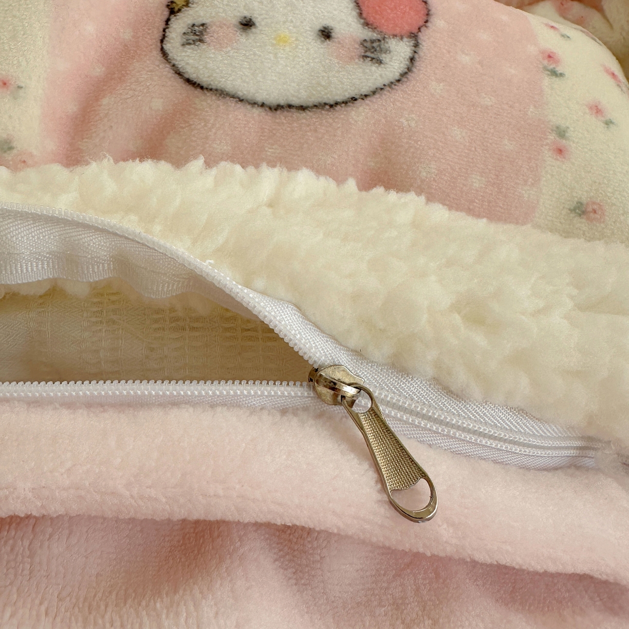 91家纺网 家纺一手货源 找家纺 顾里家纺 2025新款ins韩风甜感羊羔拼接牛奶绒少女系四件套 碎花拼接猫咪