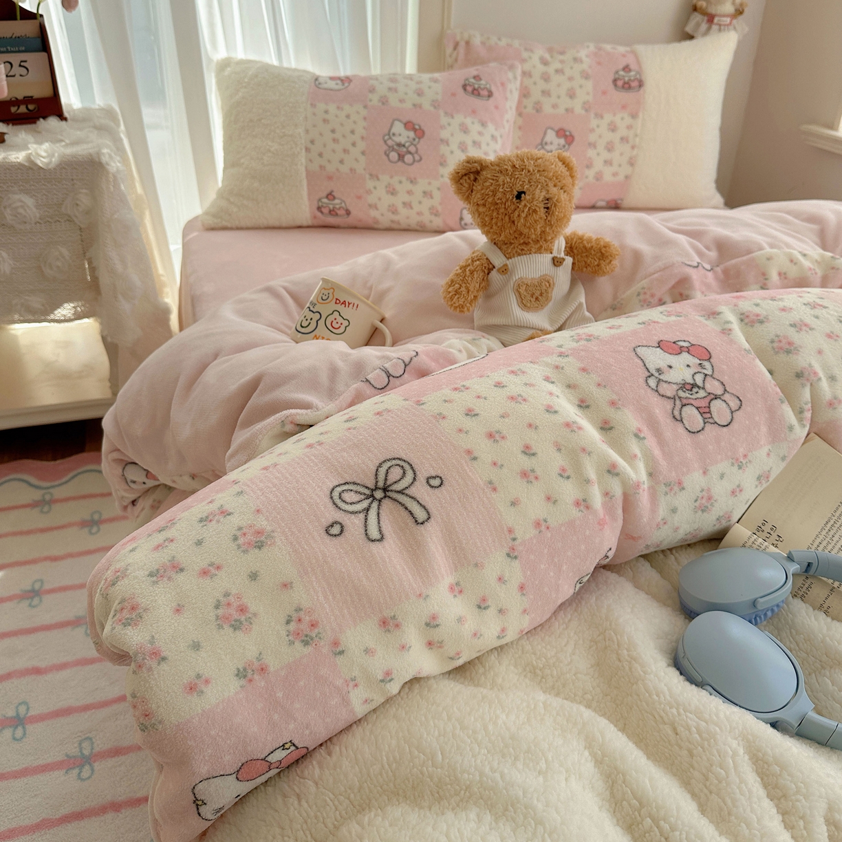 91家纺网 家纺一手货源 找家纺 顾里家纺 2025新款ins韩风甜感羊羔拼接牛奶绒少女系四件套 碎花拼接猫咪