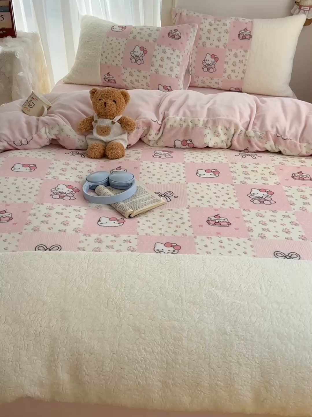 91家纺网 家纺一手货源 找家纺 顾里家纺 2025新款ins韩风甜感羊羔拼接牛奶绒少女系四件套 碎花拼接猫咪