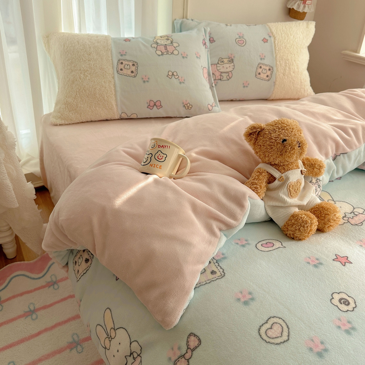 91家纺网 家纺一手货源 找家纺 顾里家纺 2025新款ins韩风甜感羊羔拼接牛奶绒少女系四件套 碎花甜兔