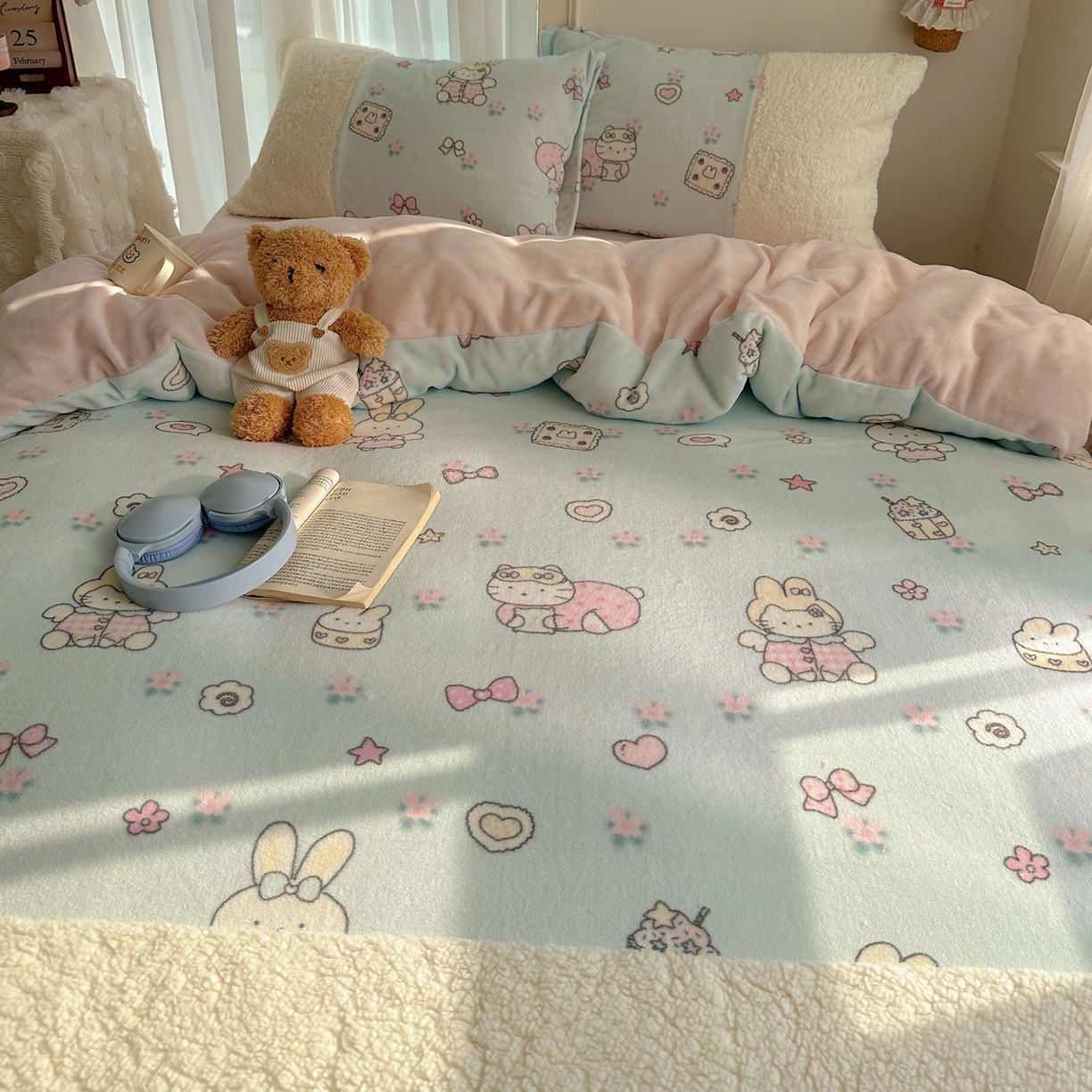 91家纺网 家纺一手货源 找家纺 顾里家纺 2025新款ins韩风甜感羊羔拼接牛奶绒少女系四件套 碎花甜兔