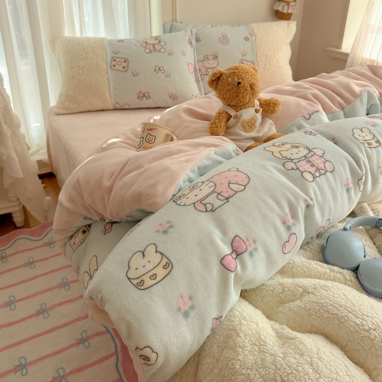 91家纺网 家纺一手货源 找家纺 顾里家纺 2025新款ins韩风甜感羊羔拼接牛奶绒少女系四件套 碎花甜兔