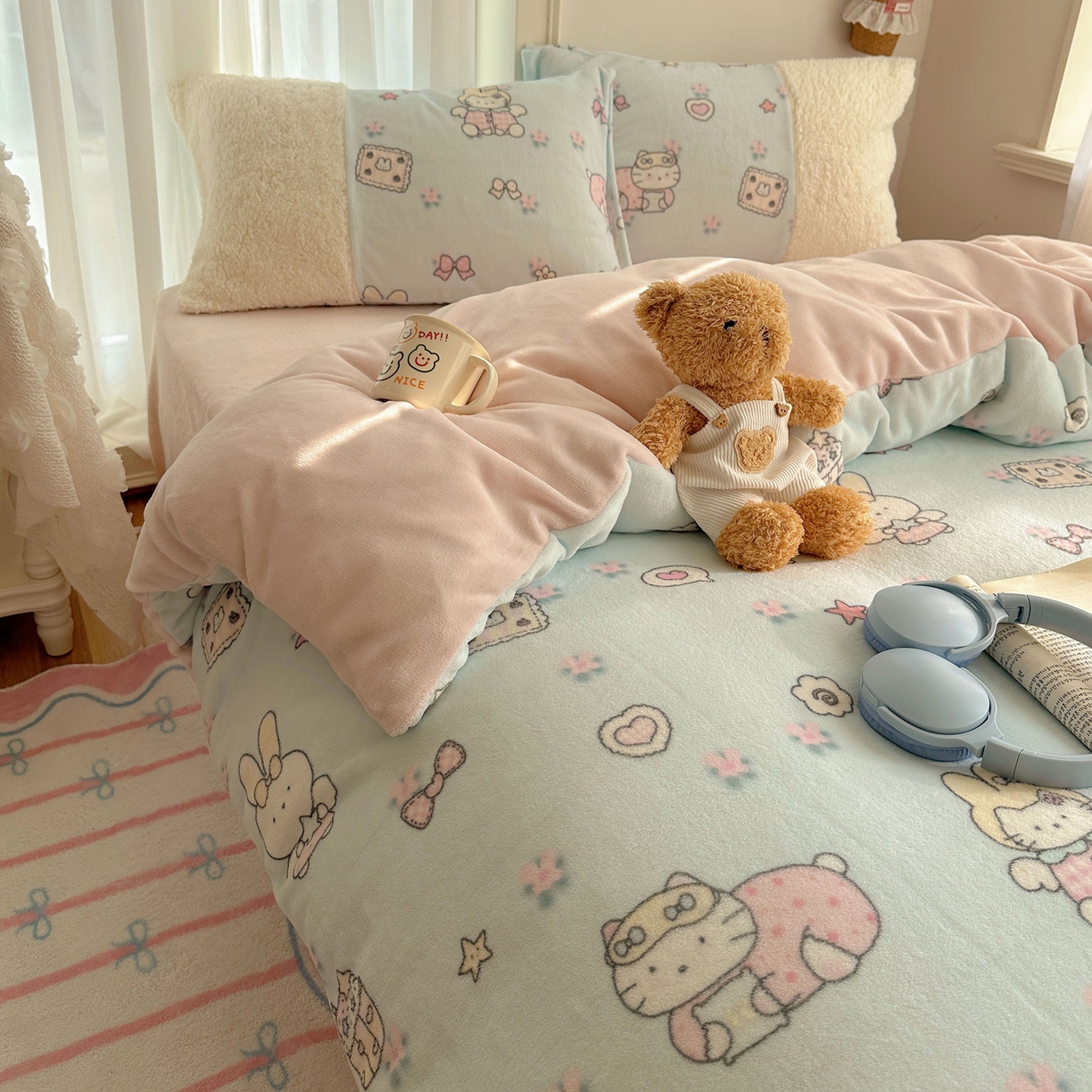 91家纺网 家纺一手货源 找家纺 顾里家纺 2025新款ins韩风甜感羊羔拼接牛奶绒少女系四件套 碎花甜兔