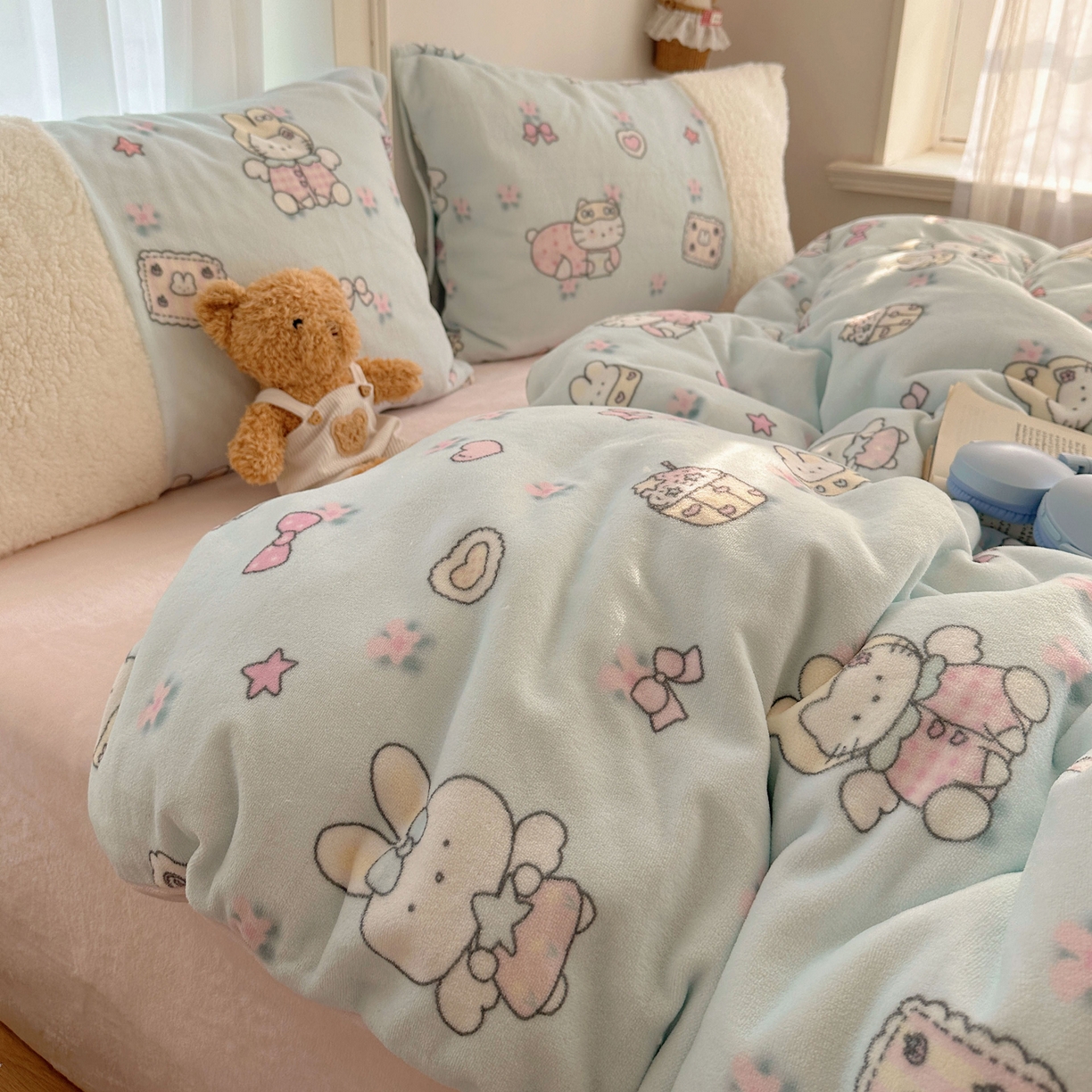 91家纺网 家纺一手货源 找家纺 顾里家纺 2025新款ins韩风甜感羊羔拼接牛奶绒少女系四件套 碎花甜兔