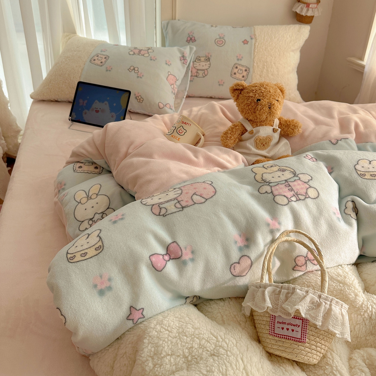 91家纺网 家纺一手货源 找家纺 顾里家纺 2025新款ins韩风甜感羊羔拼接牛奶绒少女系四件套 碎花甜兔