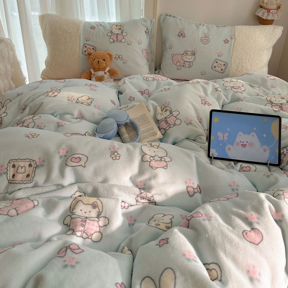 91家纺网 家纺一手货源 找家纺 顾里家纺 2025新款ins韩风甜感羊羔拼接牛奶绒少女系四件套 碎花甜兔