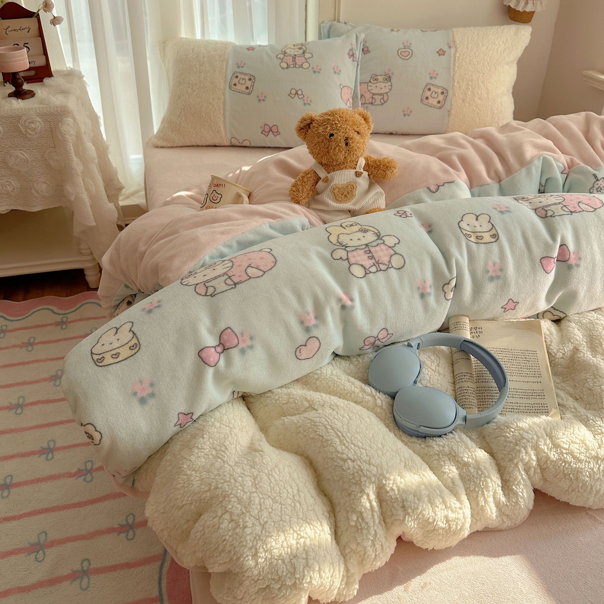 91家纺网 家纺一手货源 找家纺 顾里家纺 2025新款ins韩风甜感羊羔拼接牛奶绒少女系四件套 碎花甜兔