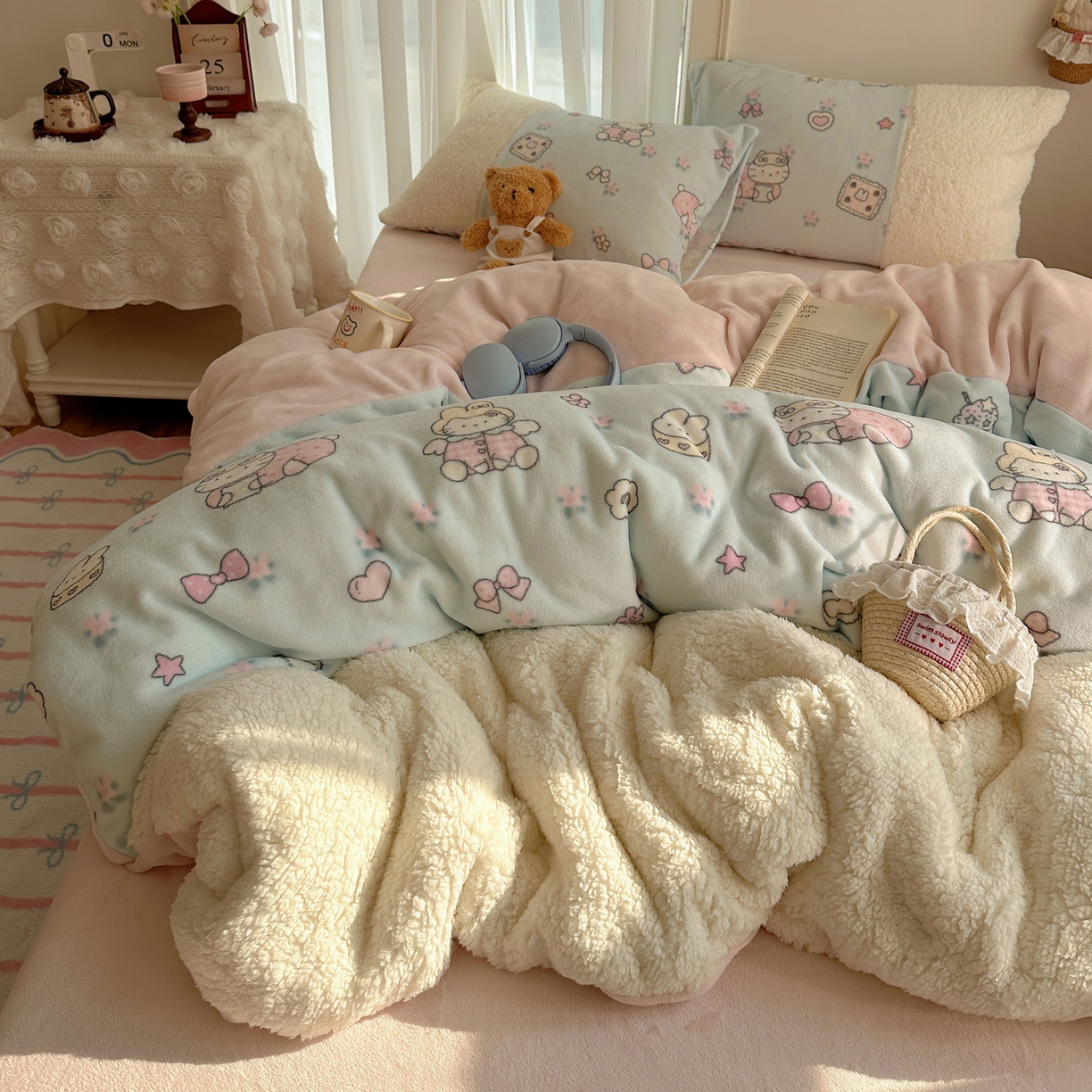 91家纺网 家纺一手货源 找家纺 顾里家纺 2025新款ins韩风甜感羊羔拼接牛奶绒少女系四件套 碎花甜兔