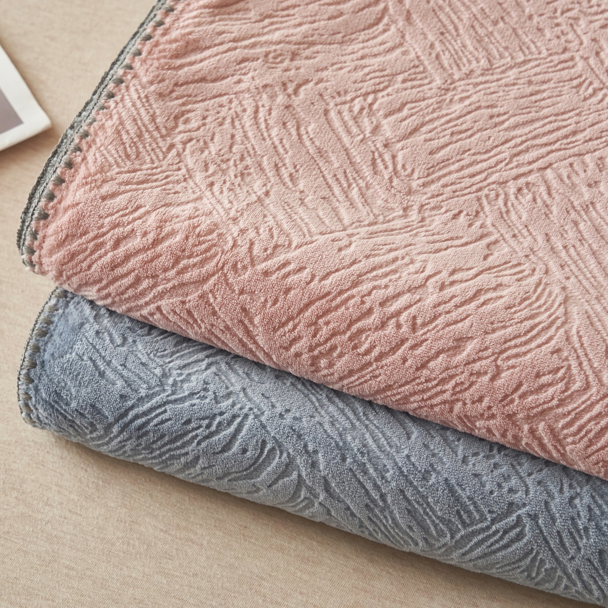 91家纺网 家纺一手货源 找家纺 （总）寐绸家纺 2025新款230g牛奶绒肌理感雕花毛毯