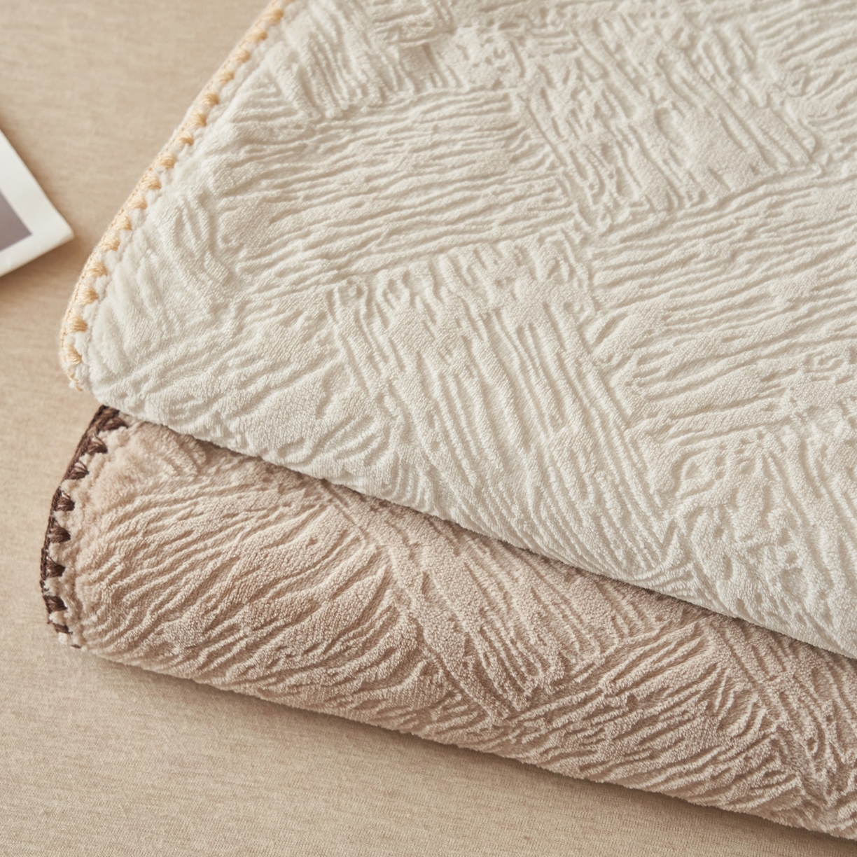 91家纺网 家纺一手货源 找家纺 （总）寐绸家纺 2025新款230g牛奶绒肌理感雕花毛毯