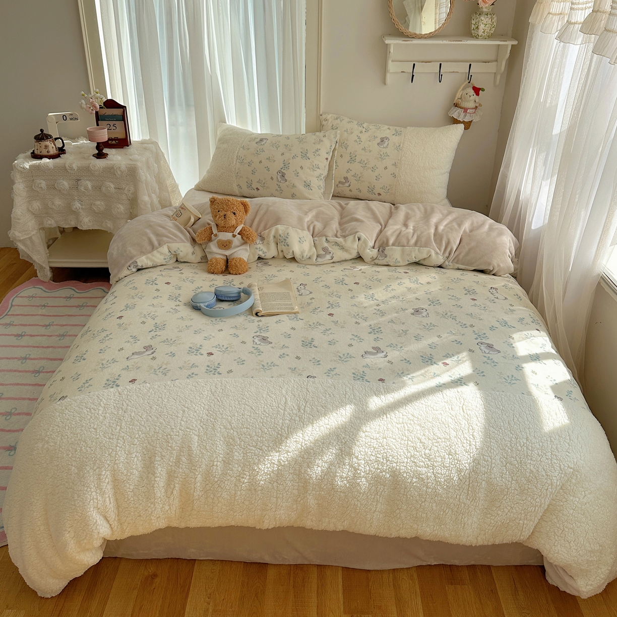 91家纺网 家纺一手货源 找家纺 顾里家纺 2025新款ins韩风甜感羊羔拼接牛奶绒少女系四件套 碎花兔兔