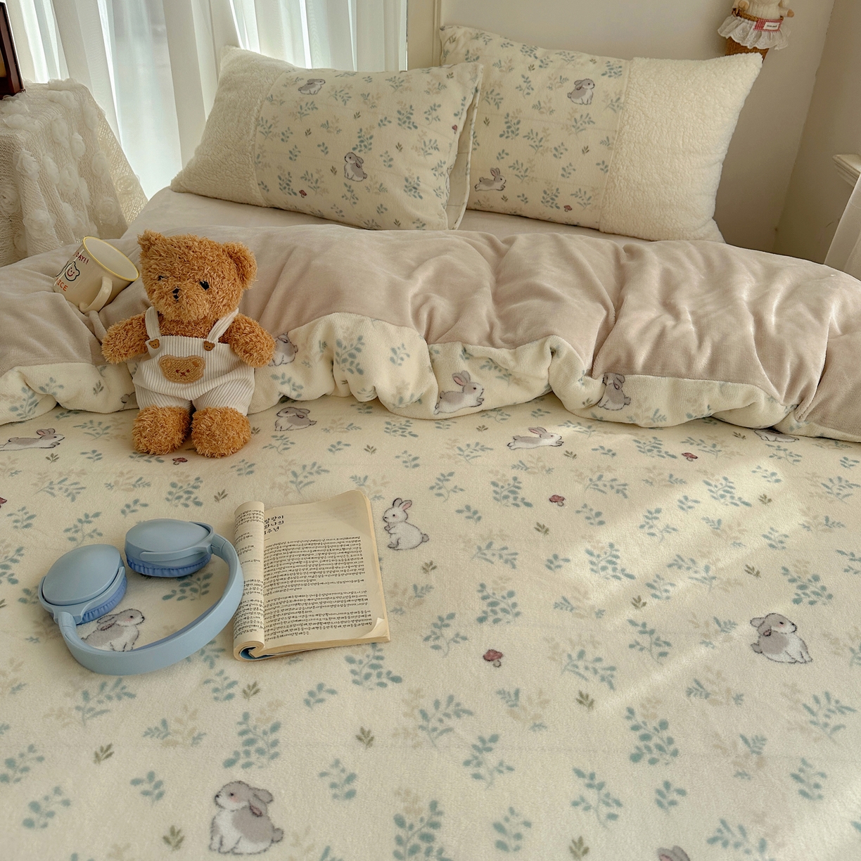 91家纺网 家纺一手货源 找家纺 顾里家纺 2025新款ins韩风甜感羊羔拼接牛奶绒少女系四件套 碎花兔兔